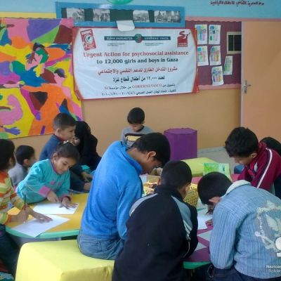 Actividad de arteterapia en una escuela.