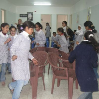 Taller de arteterapia en una escuela con niños y niñas.