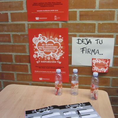 Recogida de firmas en exposición.