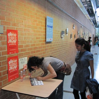 Recogida de firmas en favor del reconocimiento del acceso al agua como un derecho humano por Naciones Unidas.