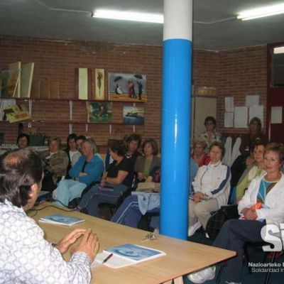 Presentación de los materiales en Basauri con mujeres de la asociación Manuela Eguiguren.