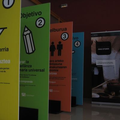 Exposición itinerante sobre los Objetivos de Desarrollo del Milenio en Amurrio.
