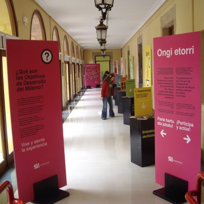 Exposición itinerante sobre los Objetivos de Desarrollo del Milenio en Portugalete.