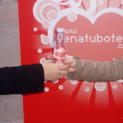 Campaña llena tu botella de solidaridad.