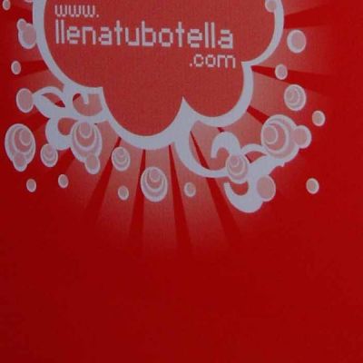 Display de la campaña llena tu botella de solidaridad.