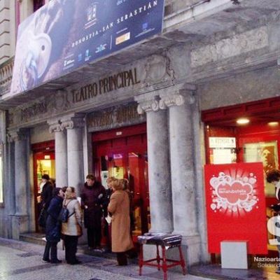 Acto de calle en Donosita-San Sebastián bajo el lema llena tu botella de solidaridad.