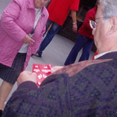 Acto de calle en Basauri bajo el lema llena tu botella de solidaridad .