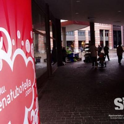 Acto de calle en Gipuzkoa bajo el lema llena tu botella de solidaridad.