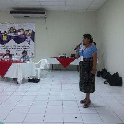 Mujer salvadoren?a interviene en una jornada de intercambio de experiencias.