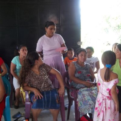 6-Mujer de Usulutan interviene durante taller sobre relaciones de poder.