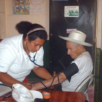 Intervención sanitaria en adultos con problemas de salud asociados al agua