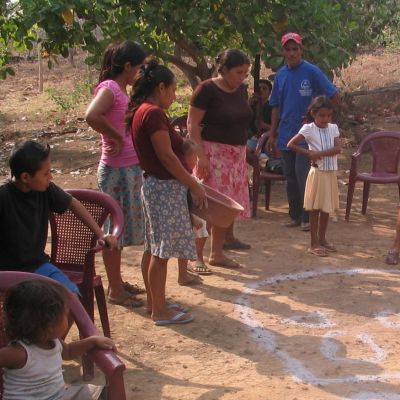 Sesión de trabajo para elaboración de diagnóstico en Las Queseras, municipio de Tecapán (El Salvador).