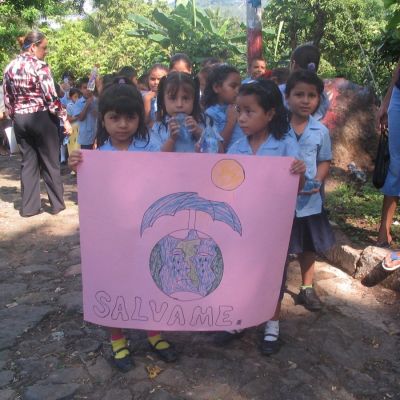 Participación de población escolar en la celebración del Dia del Medio Ambiente en el municipio de Tecapán (El Salvador).
