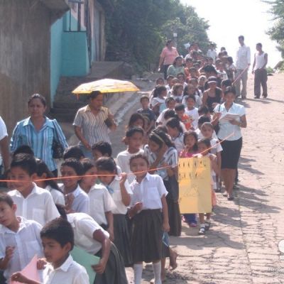 Participación de población infantil en la celeración del Dia Mundial del Medio Ambiente en el municipio de Tecapán (El Salvador).