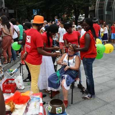 Talleres de trenzas en la Aste Nagusia de Bilbao