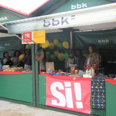 Activistas en la feria del Comercio Justo de Barakaldo.