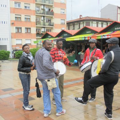 Activistas en la feria de Comercio Justo de Barakaldo.