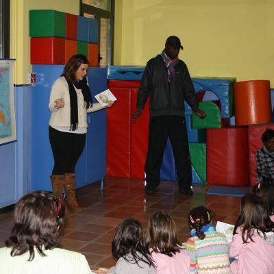 CREA, Centro de Recursos Africanistas realizando actividades de promoción de la diversidad e interculturalidad en colegios.