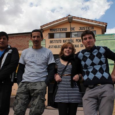 Joven cooperante vasca realizando voluntariado en Perú.