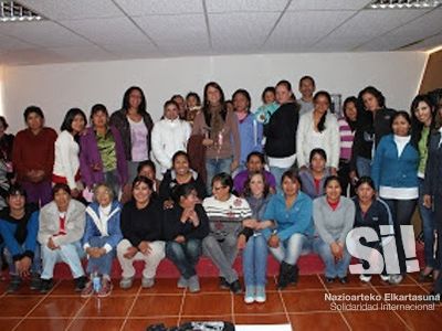 Joven cooperante vasca realizando voluntariado en Perú