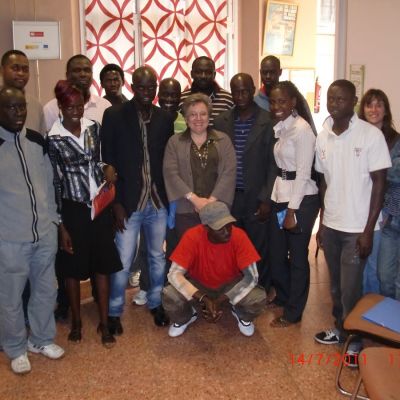 Visita de los estudiantes del intercambio cultural impulsado en el curso Dialogando con el Sur a la sede de Bilbao de Solidaridad Internacional.
