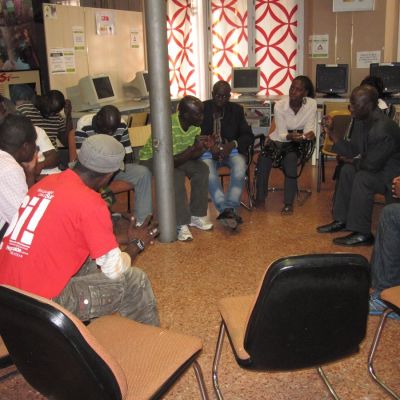 Encuentro de los estudiantes del curso Dialogando con el Sur con activistas del CREA África, Centro de Recursos Africanistas.