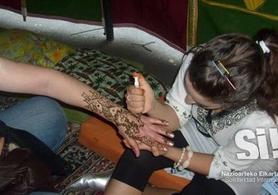 Talleres de cultura árabe en Villabona: tatuajes de henna.