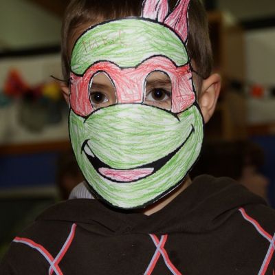 Niño con mascara en el marco del programa Aprendiendo la Diversidad.