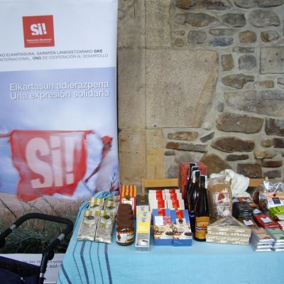 Stand de Comercio Justo de Solidaridad Internacional en feria solidaria de Oñati.