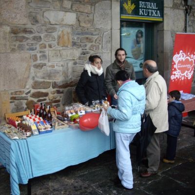 Stand de Comercio Justo de Solidaridad Internacional en feria solidaria de Oñati.