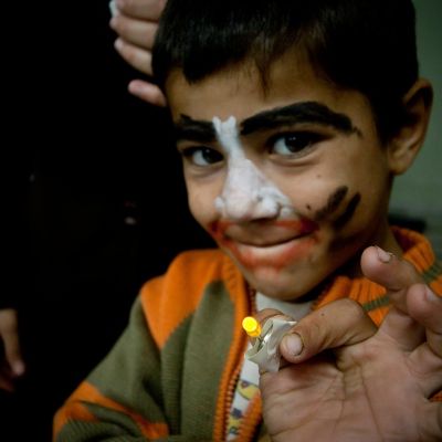 Niño en sesión de arte-terapia en Palestina.