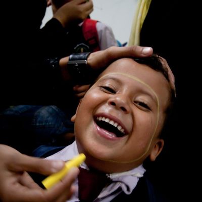 Niño palestino disfrutando junta a su madre de una sesión de arte-terapia.