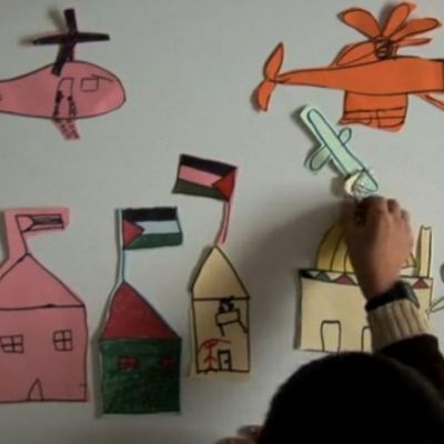 Niño palestino durante una sesión de arte-terapia.