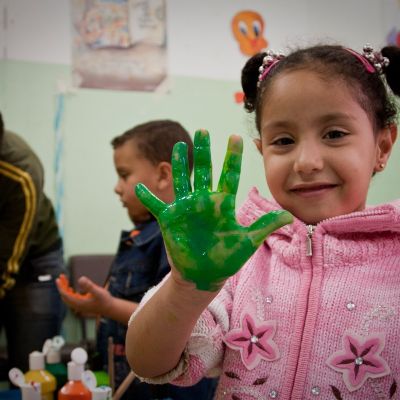 Niña palestino durante una sesión de arte-terapia.