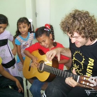 . Niñas palestinas durante actividades musicales de arte-terapia.