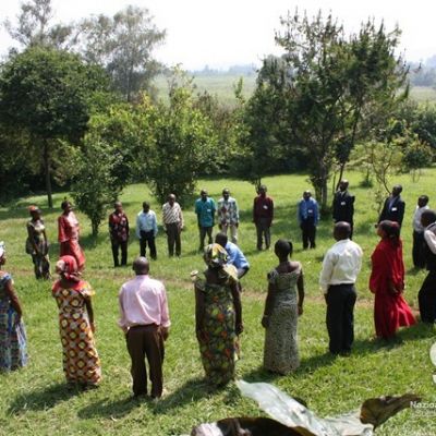 Población adulta en sesión de arte-terapia en República Democrática del Congo.