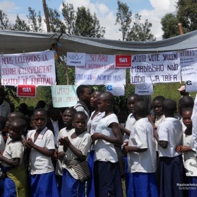 Niños y niñas que participaron en las sesiones de arte-terapia en República Democrática del Congo.