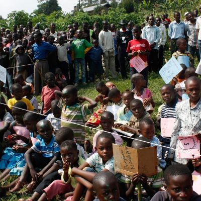 Niños y niñas que participaron en las sesiones de arte-terapia en República Democrática del Congo.