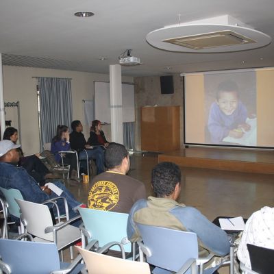 Sesión informativa realizada en Vitoria-Gasteiz sobre recuperación psicológica de niños y niñas en Palestina.