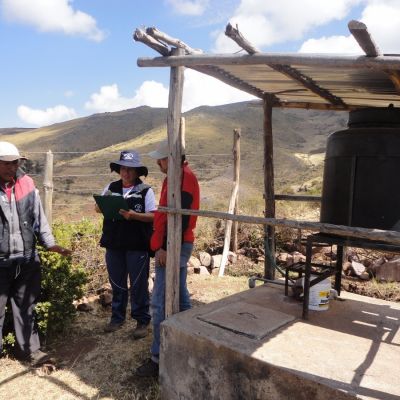 Población durante las inspecciones de los sistemas de agua potable y alcantarillado en comunidades rurales del  Valle del Cuzco, Perú.
