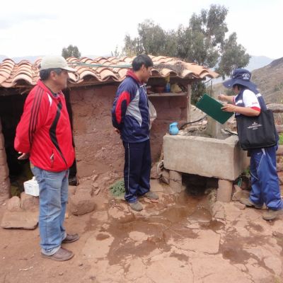 Población durante las inspecciones de los sistemas de agua potable y alcantarillado en comunidades rurales del  Valle del Cuzco, Perú.