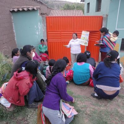 Mujeres durante talleres de prevención de enfermedades en comunidades rurales Valle del Cuzco, Perú.