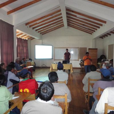 Población de las comunidades rurales durante talleres de mantenimiento y gestión de los sistemas de abastecimiento de agua y saneamiento en el Valle del Cuzco, Perú.