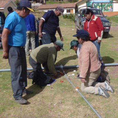 Población de las comunidades rurales durante talleres de mantenimiento y gestión de los sistemas de abastecimiento de agua y saneamiento en el Valle del Cuzco, Perú.