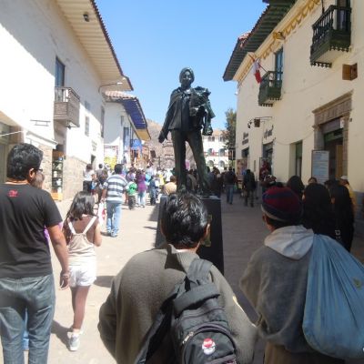 Campaña de sensibilización contra la discriminación de la población indígena en Cusco, Perú.