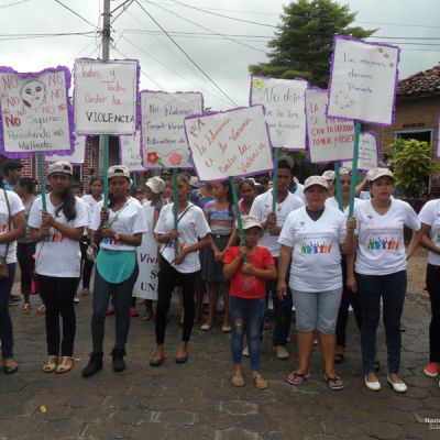 Jóvenes manifestándose en contra de la violencia de género.