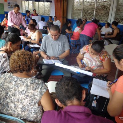 Docentes y alumnado participando a un curso de formación.