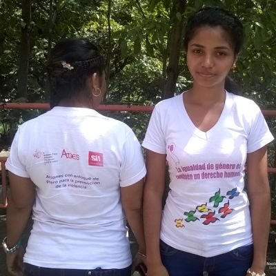 Jóvenes con camiseta del proyecto.